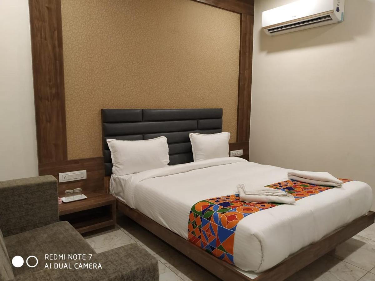 Hotel Krishna Palace Ānand Eksteriør bilde